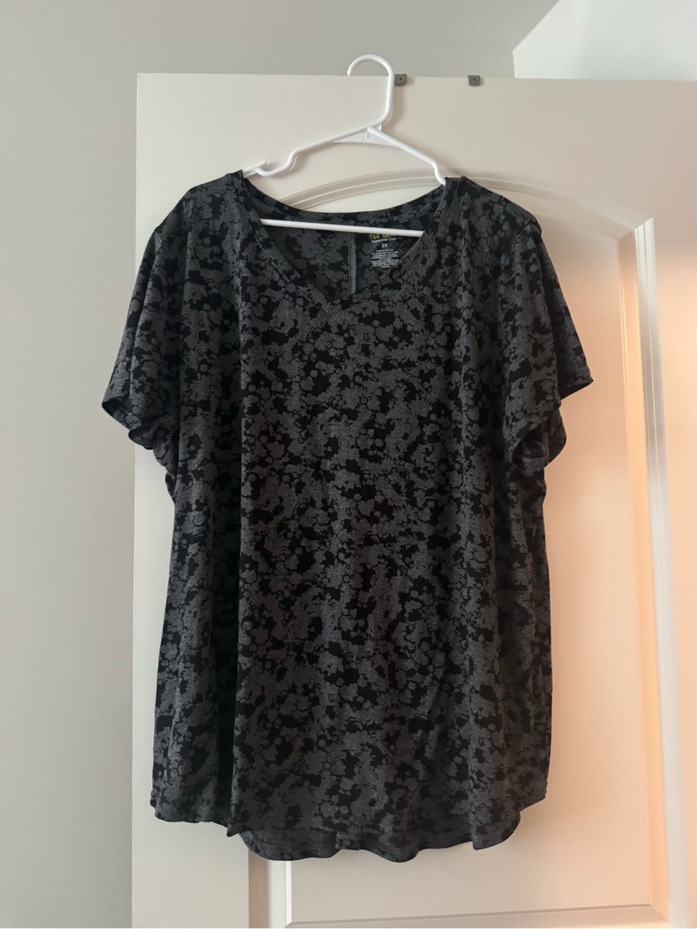 tek gear Black and Gray Floral V-Neck Short Sleeve Top